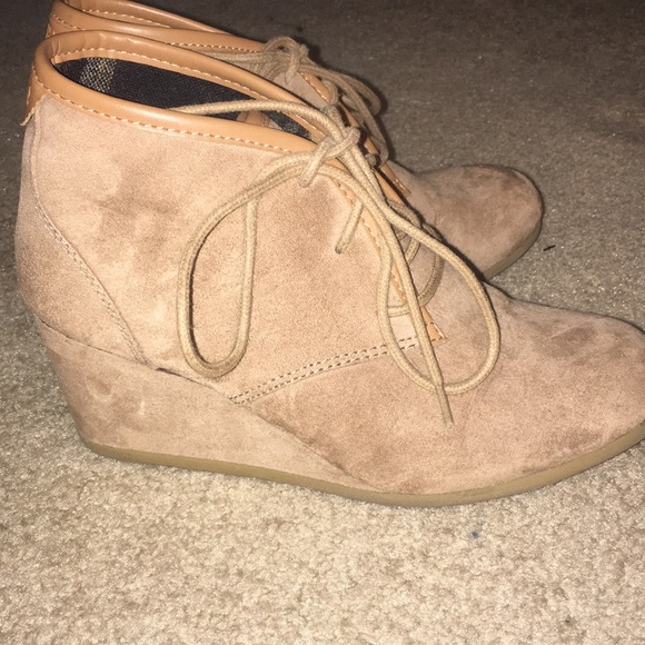 Tan suede wedge booties - Picture 4 of 5